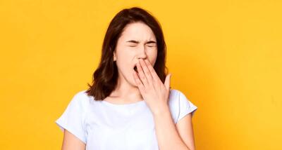  خمیازه شدید زن جوان، گردنش را شکست