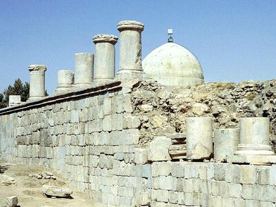  کنگاور هزار ساله، با ستون‌هایی که هنوز شرمِ فراموشی ما را به دوش می‌کشند