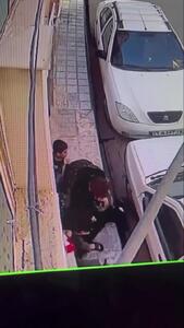  لحظه سرقت وحشیانه تلفن همراه چند پسربچه با ساطور در مشهد!