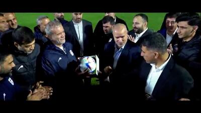  دکتر پزشکیان در میان ستاره‌های تیم ملی فوتبال