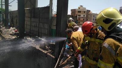  آتش‌سوزی در ساختمان در حال ساخت در غرب تهران/ سقوط دو کارگر از پشت‌بام حین فرار از حادثه