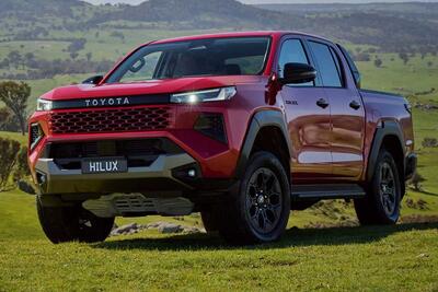  معرفی نسل جدید تویوتا هایلوکس با نسخه برقی و کابین مشابه لندکروزر - پدال