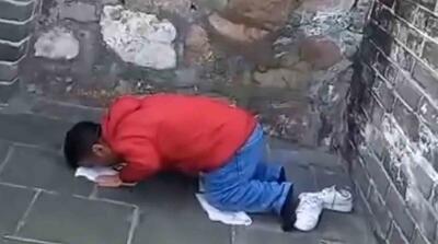  نماز خواندن بازیگر سریال ستایش روی دیوار چین