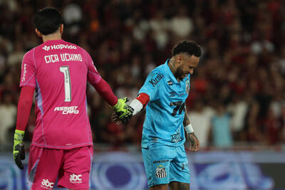  حرکت عجیب نیمار و بازیکنان سانتوس در بازی مقابل فلامینگو؛ کشاندن بیهوده نیمار از وسط زمین به سمت دروازه