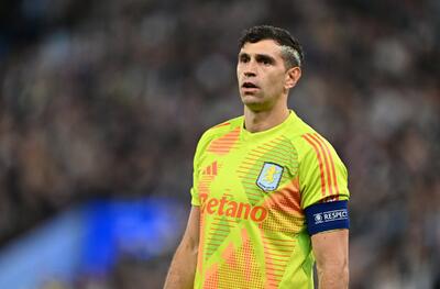  بازوبند کاپیتانی از دیبو مارتینز گرفته شد