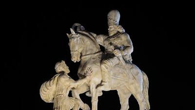  مجسمه والرین اوایل آذرماه در ورودی فرودگاه مهرآباد مستقر می‌شود