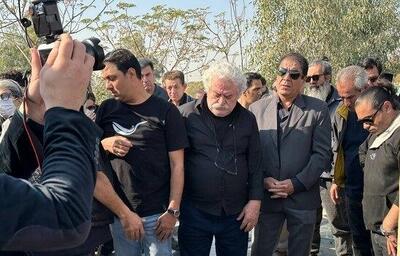  گریه‌های یواشکی همسر زویا امامی در مراسم خاکسپاری