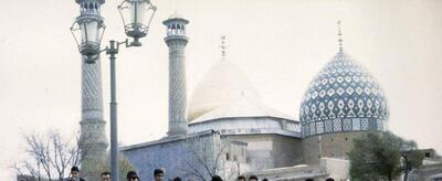  عکس یادگاری کودکان آمریکایی با مقبره ناصرالدین شاه؛ شکوه قجری در شهرری