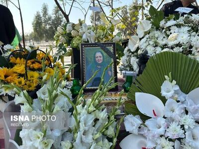  گریه‌های یواشکی همسر زویا امامی در مراسم خاکسپاری