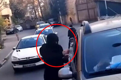  لحظه سرقت موبایل یک خانم از داخل خودرو