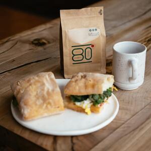  کافه مان از اون‌جاهاست که همیشه نفس می‌کشه.