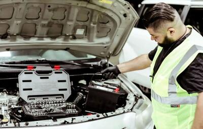  تعویض باتری ماشین در محل؛ راحتی برای راننده‌ها یا کابوس تعمیرگاه‌ها؟