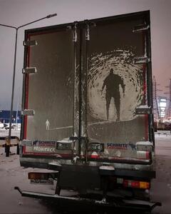  هنرمندی که از گرد و غبار، بوم نقاشی می‌سازد