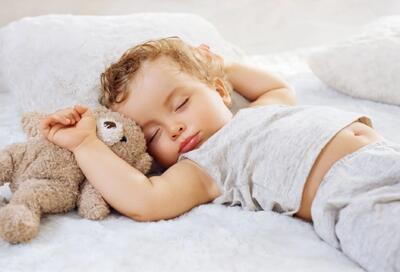  خواب نوزاد از چه زمانی تنظیم میشود؟