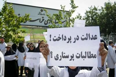  اختلاف ۸۰ برابری کارانه پزشک و پرستار یعنی فروپاشی عدالت در سلامت/ کمبود نیرو داریم، اما ۷۰ هزار پرستار خانه‌نشین هستند | اقتصاد24