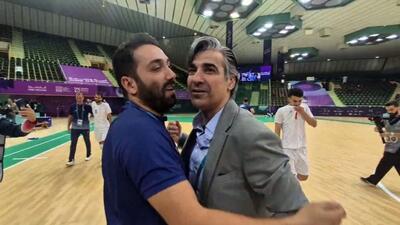  وحید شمسایی روی دوش بازیکنان پس از قهرمانی
