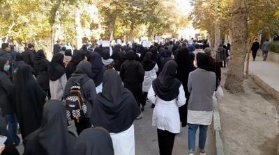  دومین روز اعتراض صنفی پرستاران مشهد/ دریافتی‌مان ناچیز است