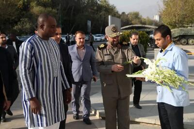  بازدید وزیر امنیت کشور بورکینافاسو از موزه ملی انقلاب اسلامی و دفاع مقدس