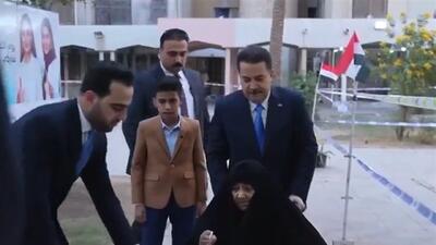  تشویق به حضور در انتخابات؛ السودانی با مادرش پای صندوق رای حضور یافت