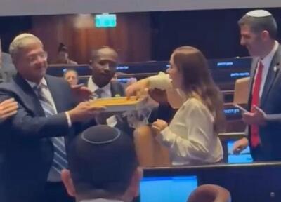  بن گویر پس از تصویب قانون اعدام فلسطینی‌ها شیرینی پخش کرد!