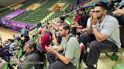  ویدیو| ملی پوشان والیبال در نقش مشوق تیم ملی فوتسال روی سکو!