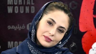  استایل کژوال رعنا آزادی‌ور با کت سرمه‌ای با دوخت سفید در اکران عمومی آخرین قسمت زخم کاری/ ست کرده با جواد عزتی+ عکس