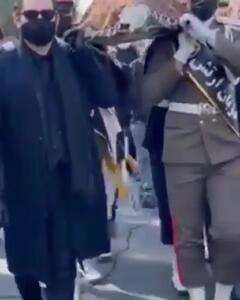  فیلم / ضجه های بهرام رادان و مادرش در مراسم خاکسپاری پدرش .../ هیچ بازیگری حضور نداشت و این خیلی .... از حمل تابوت توسط آقای بازیگر و ریختن خاک روی قبر پدر ...