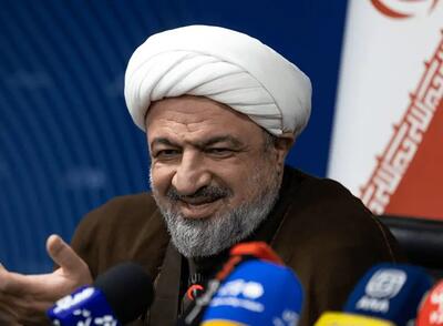 تصویری خاص از حمید رسایی در حال چک کردن شبکه‌های اجتماعی که از خروجی خبرگزاری فارس حذف شد