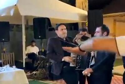  آواز شاد؛ نوازنده طوری نوازید هیشکی نتونست بشینه و همه اومدن وسط از خود بیخود شدن