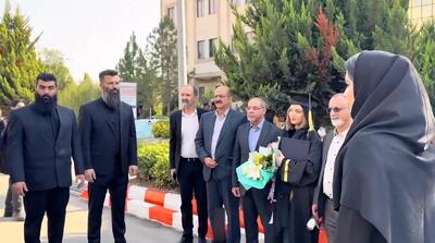  بهنوش طباطبایی با بادیگاردها در جشن فارغ التحصیلی!