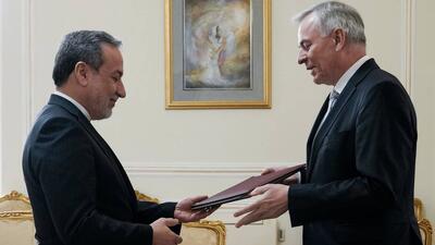  تسلیم رونوشت استوارنامه سفیر جدید اتریش به عراقچی + عکس