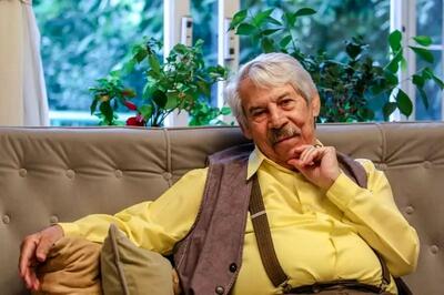  اشک‌های محمود بصیری کنار تندیس داوود رشیدی