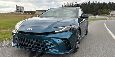  چگونه سیستم هیبرید تویوتا کمری به کاهش آلودگی هوا کمک می‌کند؟ - چی بپوشم