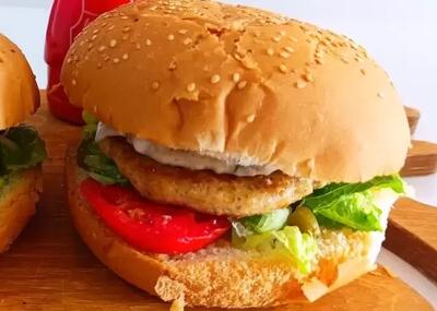  طرز تهیه همبرگر مرغ و سویا، خوشمزه و اقتصادی !