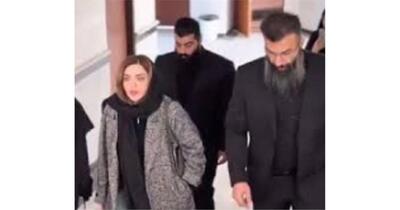  بهنوش طباطبایی با بادیگاردها در جشن فارغ التحصیلی!/ بادیگاردها او را از چه چیز محافظت می‌کردند؟!+ فیلم