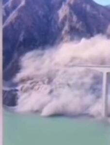  فرو ریختن پل نوساز در سیچوان چین/ گزارشی از تلفات انسانی اعلام نشده است + فیلم