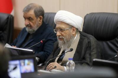  آیت الله آملی لاریجانی: دولت برنامه جامع سیاست‌های کلی توسعه دریامحور را به مجمع ارائه کند