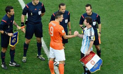  فان‌پرسی: همه باید قبول کنند که مسی در تاریخ فوتبال جهان، بهترین است