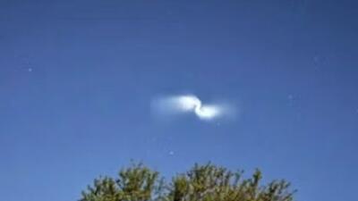  ماجرای نور مارپیچی مرموز در آسمان یک کشور خبرساز شد/ عکس