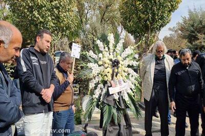  استایل «فرهاد آئیش» و «مائده طهماسبی» در مراسم خاکسپاری همایون ارشادی! / تیپ متفاوت زوج هنری در سوگ همکار