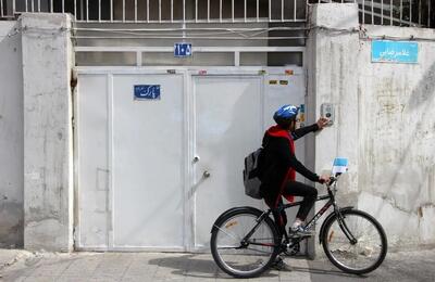  دوچرخه‌های بی‌پناه در جنوب تهران؛ وقتی دانش‌آموزان رکاب می‌زنند اما جایی برای پارک ندارند/ شهروندان  از شهرداری درخواست دوچرخه بند کردند  + فیلم