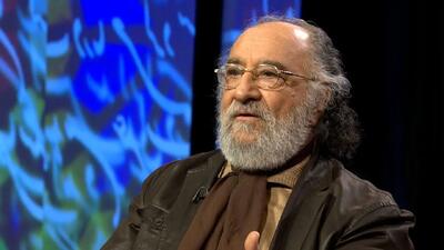  نگاهی به چیدمان میز عزای شیک و بدون تجملات برادر داریوش ارجمند/ دیزاین زیبا با گل، شمع و عکس یادگاری+عکس