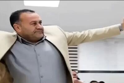  آواز شاد؛ خواننده یطوری با انرژی خوند که همه پاشیدن هلیکوپتری اومدن وسط