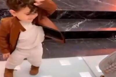  آواز شاد؛ ببینید این پسر بچه فندق با رقص بامزه اش چطوری دلبری میکنه