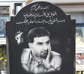  غبارروبی مزار پدر صنعت موشکی، شهید طهرانی مقدم توسط فرمانده شهید موشکی، سردار باقری/ اینجا مدفن کسی است که می‌خواست اسرائیل را نابود کند