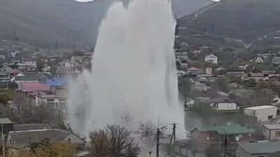  ترکیدگی لوله باعث ایجاد فواره بزرگی در نووروسیسک روسیه شده است. آب مستقیماً روی سقف خانه‌ها می‌ریزد