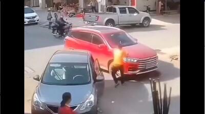  تصادف عمدی راننده با عابر در حال عبور از خیابان (فیلم)