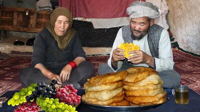  طرز پخت بولانی سنتی توسط زوج مسن افغان در کوهستان (فیلم)