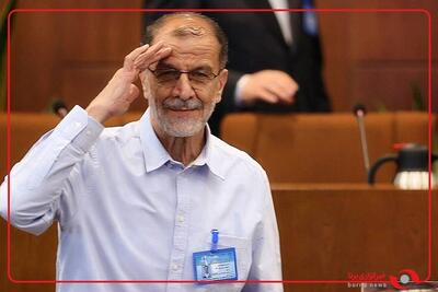  محمود خسروی‌وفا، رئیس کمیته ملی المپیک مدال طلای بازیکنان تیم ملی والیبال را اهدا کرد