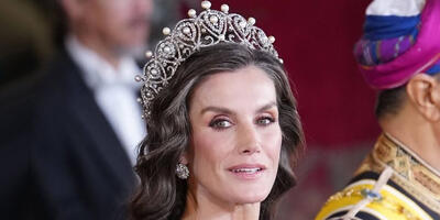  وقتی خاکستری و صورتی با هم سلطنت می‌کنند؛ استایل چشم‌نواز ملکه لتیزیا در پکن - چی بپوشم